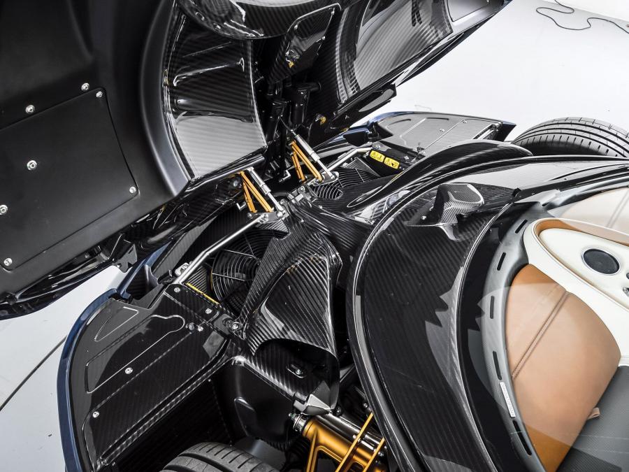 Моторный отсек Pagani Huayra Roadster (42 of 100) 2018 года  (фото 29 из 37)